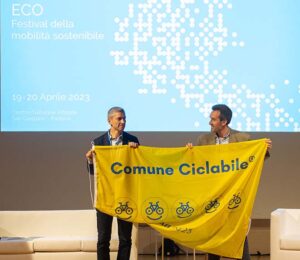 Alessandro Tursi consegna il vicesindaco di Parigi Christophe Najdovski la bandiera gialla di FIAB-ComuniCiclabili