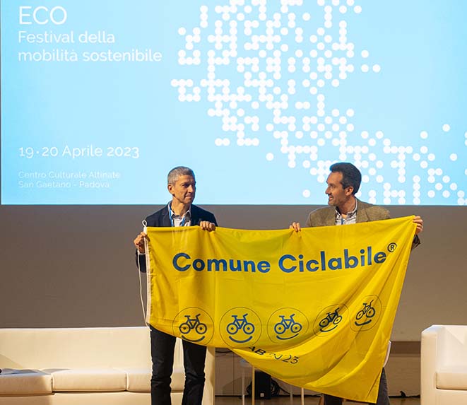 Alessandro Tursi consegna il vicesindaco di Parigi Christophe Najdovski la bandiera gialla di FIAB-ComuniCiclabili