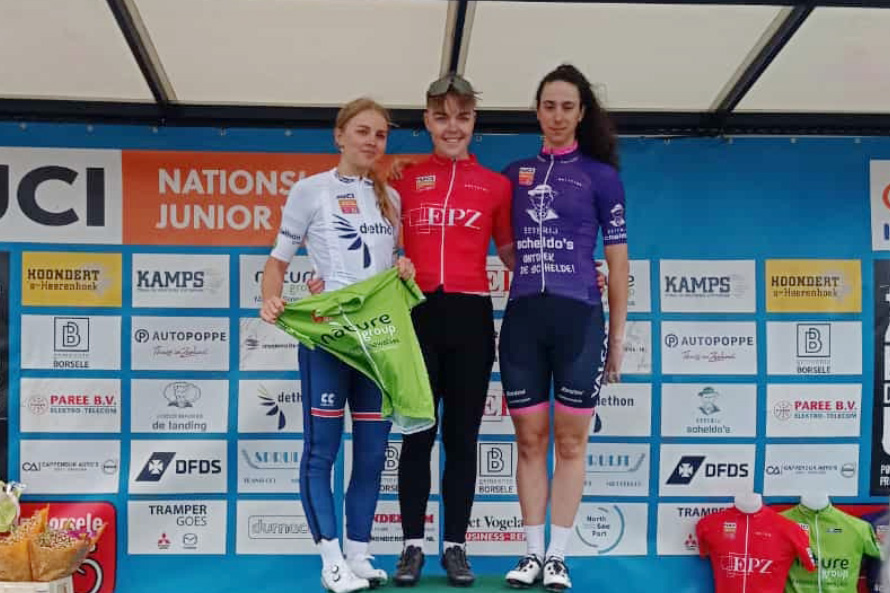 Izzy Sharp sul podio della EPZ Omloop van Borsele con Federica Venturelli e Cat Ferguson