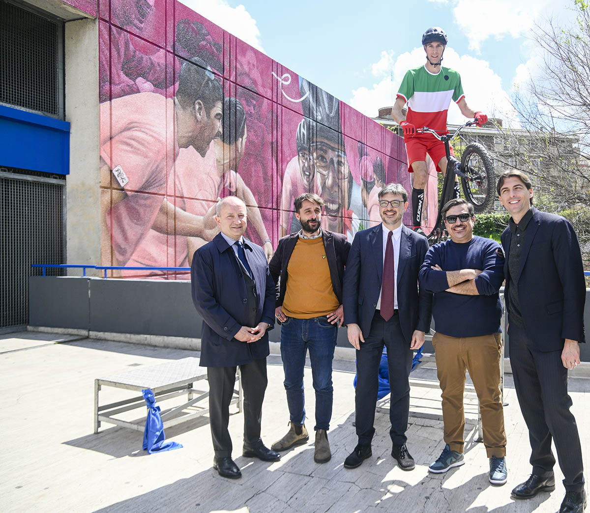 L'inaugurazione del murales di Giulio Gebbia dedicato al Giro d'Italia - credit LaPresse