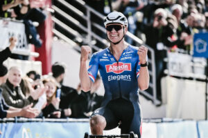 Mathieu Van der Poel vince la Parigi-Roubaix 2023 (foto A.S.O. / Pauline Ballet)