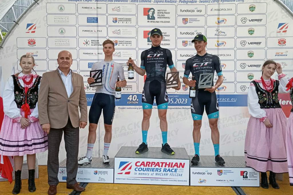 Alberto Bruttomesso e Marco Andreaus sul podio della quarta tappa della Carpathian Couriers Race - credit Photors