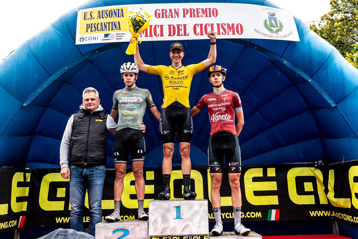 Elia Andreaus sul podio del 7° GP Amici del Ciclismo