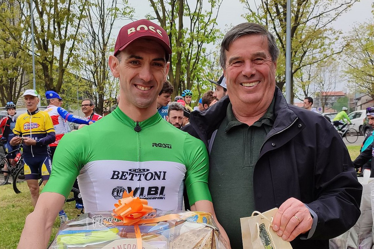 Franco Birolini premia il vincitore del Memorial Giuseppe Birolini Roberto Massa