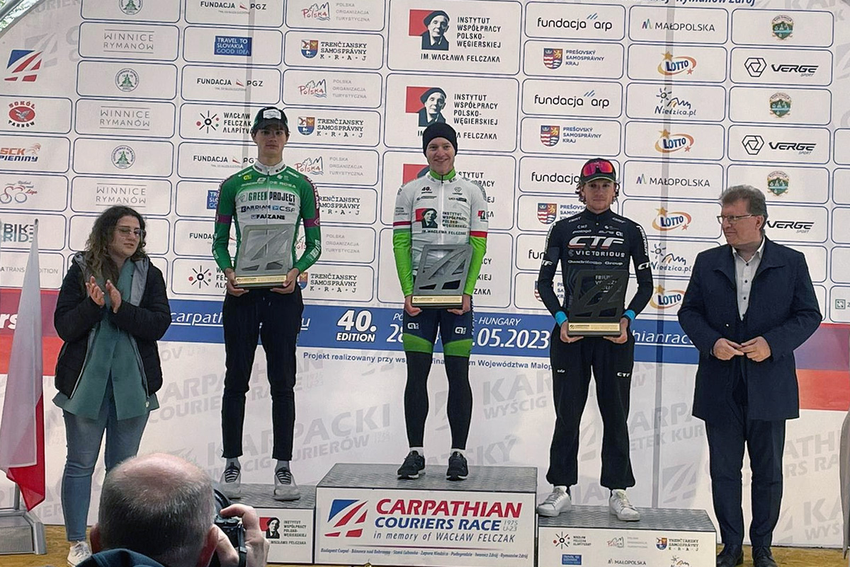 Giulio Pellizzari sul podio finale della Carpathians Couriers Race - credit Green Project Bardiani - CSF Faizanè & Sprint Cycling