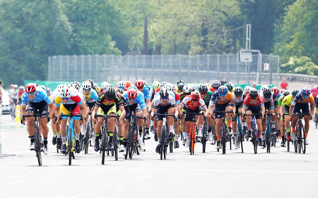 Lo sprint di Monza, con Michele Colosio secondo - credit Rodella