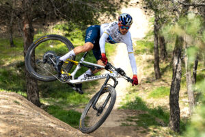 Pidcock con la sua nuova Pinarello Dogma Xc - credit Roby Bragotto