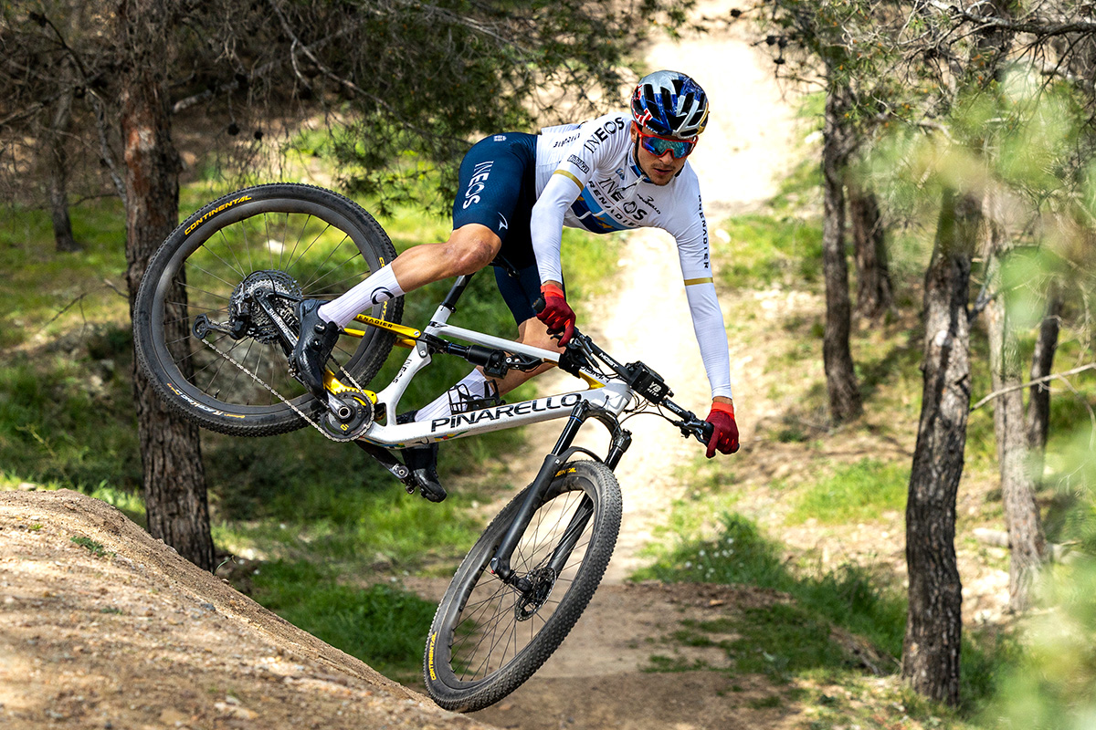 Pidcock con la sua nuova Pinarello Dogma Xc - credit Roby Bragotto