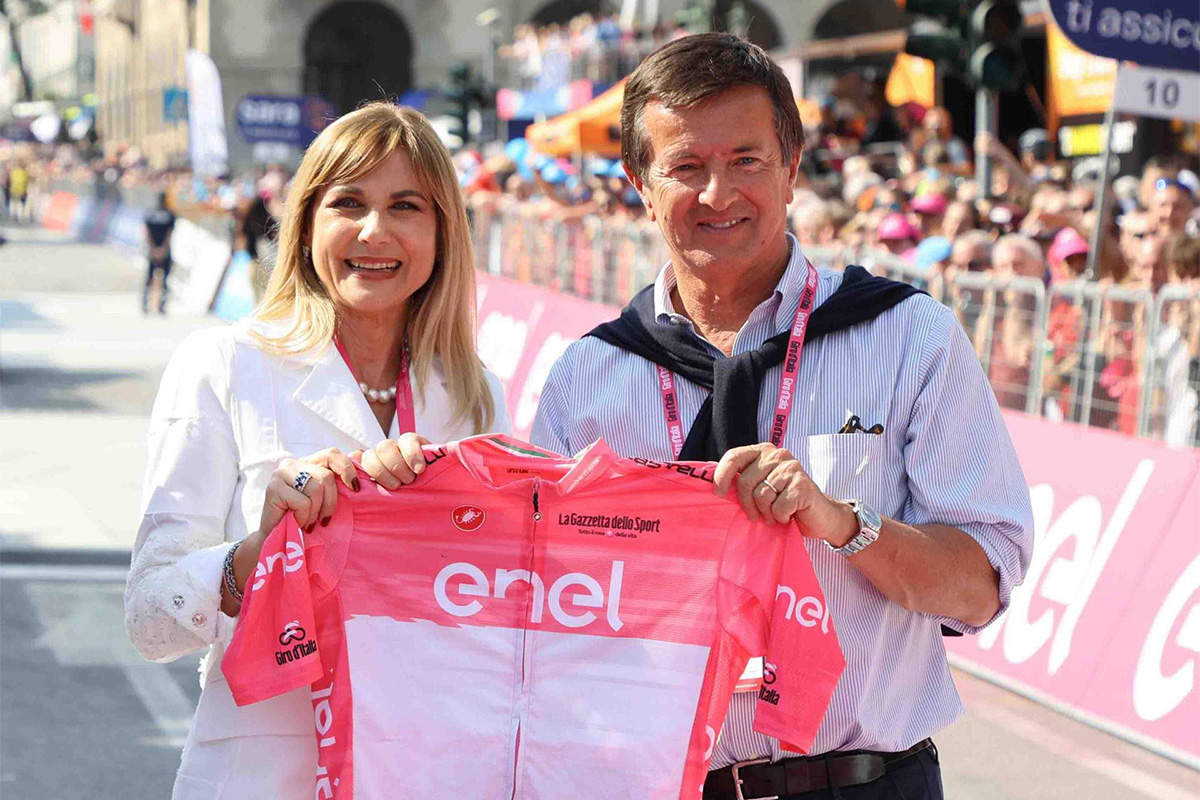 Silvana Pezzoli, Sitip, consegna al sindaco di Bergamo Giorgio Gori la maglia rosa - foto Quaranta