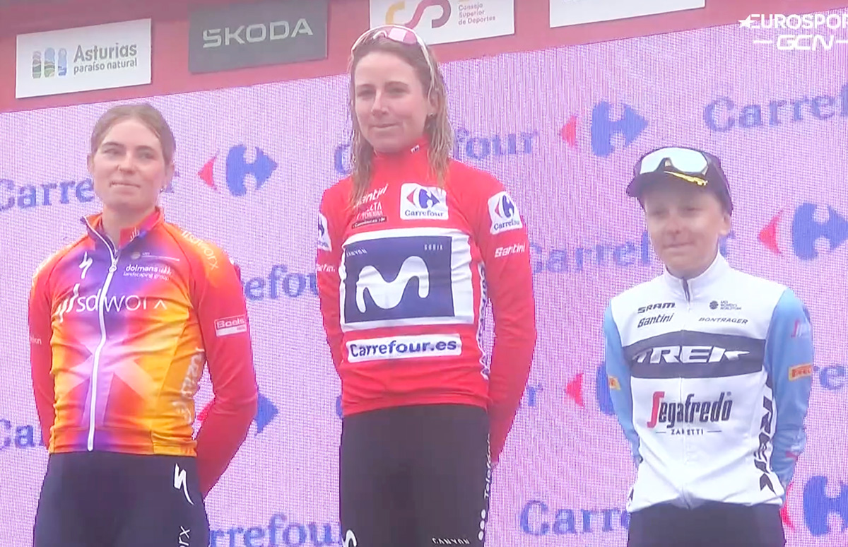 Van Vleuten sul podio finale della Vuelta Femenina 2023 con Demi Vollering e Gaia Realini