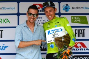 Filippo Zana vincitore del Tour of Slovenia premiato da Primoz Roglic (foto Sprint Cycling Agency)