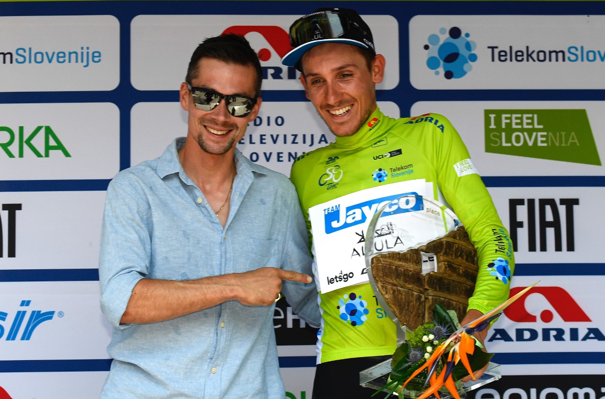 Filippo Zana vincitore del Tour of Slovenia premiato da Primoz Roglic (foto Sprint Cycling Agency)
