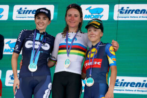 Annemiek Van Vleuten sul podio di Alassio al Giro Donne - credit Sprint Cycling Agency