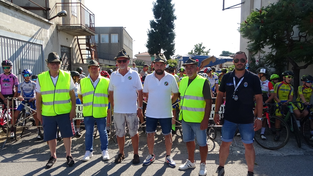 La partenza a Cassinone del Trofeo Pietro Rossi a.m. con il gruppo Alpini