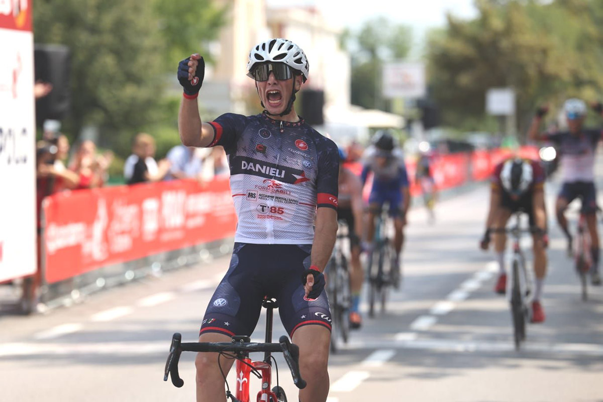 Tommaso Cafueri vince la terza tappa del Giro del Veneto Juniores - credit Photors.it
