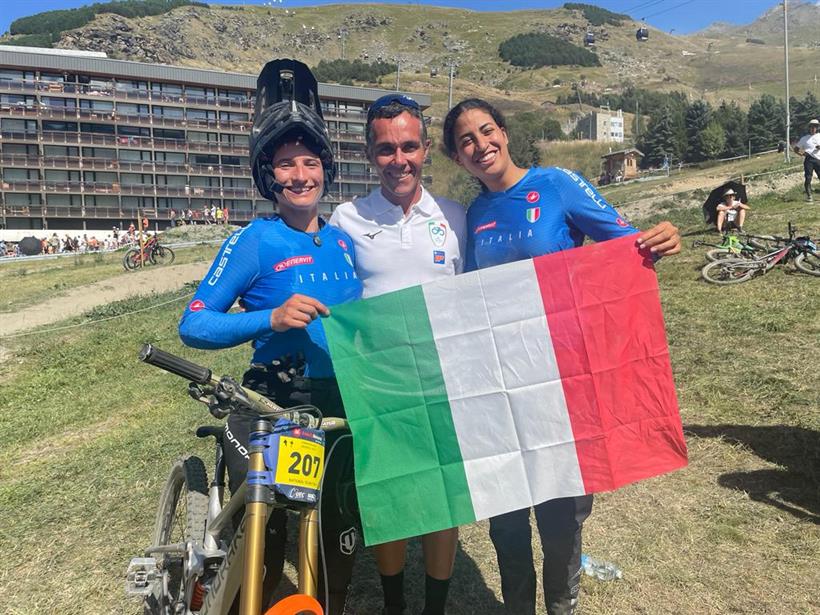 Eleonora Farina, campionessa d'europa del downhill, con CT Fabbri e Sofia Priori - credit Federciclismo