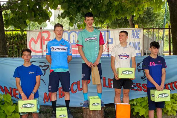 Riccardo Agazzi (team le marmotte) sul podio degli juniores a Roe' Volciano