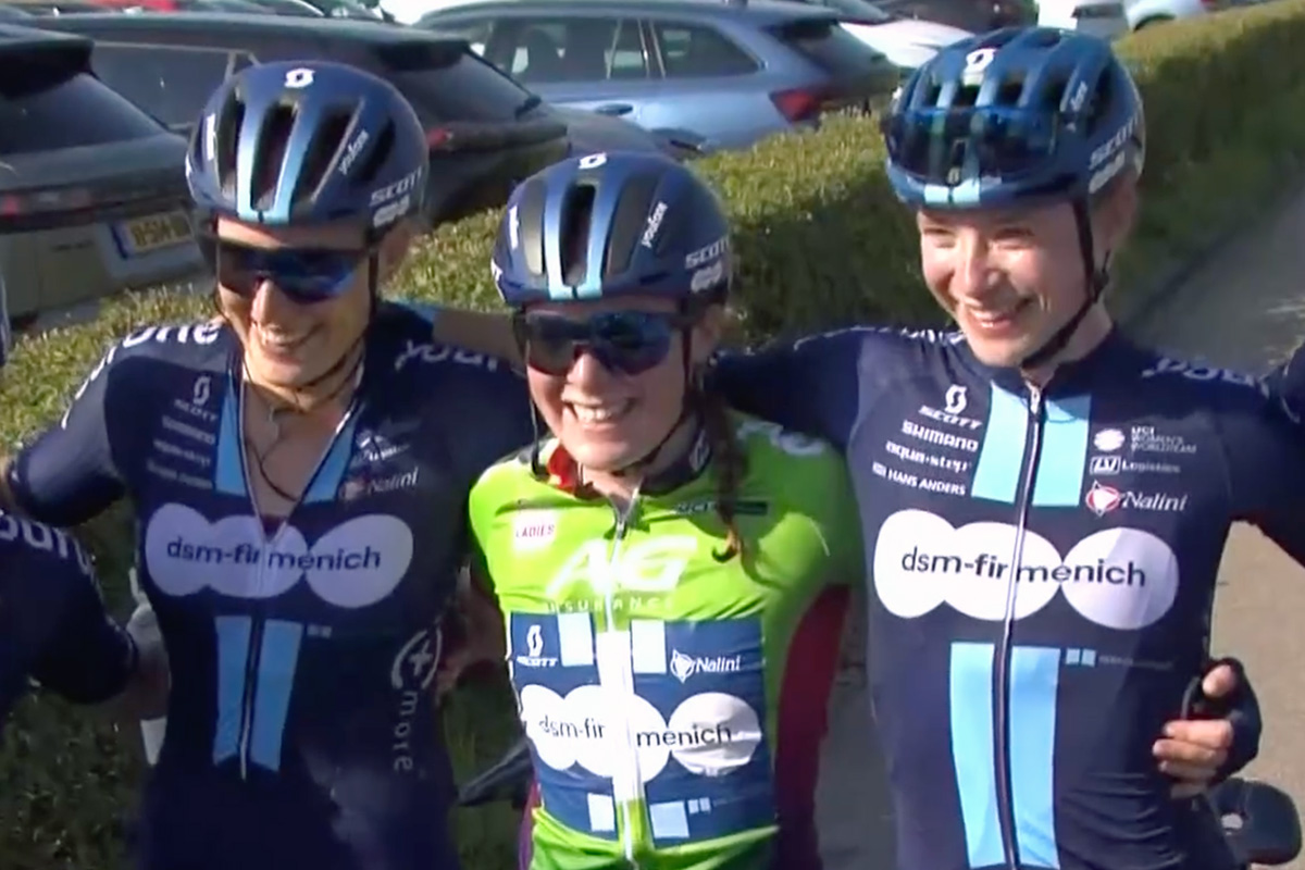 Charlotte Kool festeggia con le compagne il successo nella terza tappa del Simac Ladies Tour