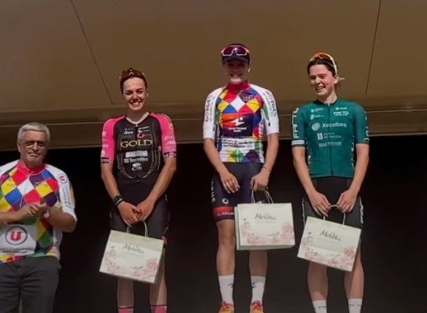 Daria Pikulik sul podio della prima tappa del Tour de l'Ardeche