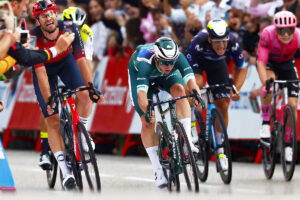 Kaden Groves vince l'ultima tappa della Vuelta a Espana beffando Filippo Ganna a Madrid - credit Unipublic Sprint Cycling Agency