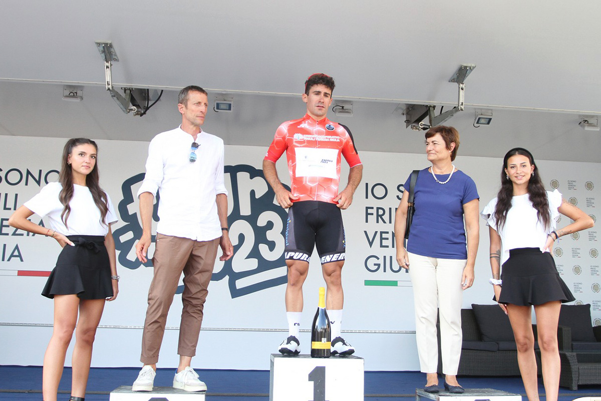 Maurizio Fondriest, vincitore della Coppa Sabatini, sul podio del Giro del Friuli Venezia Giulia 2023 - credit FotoBolgan