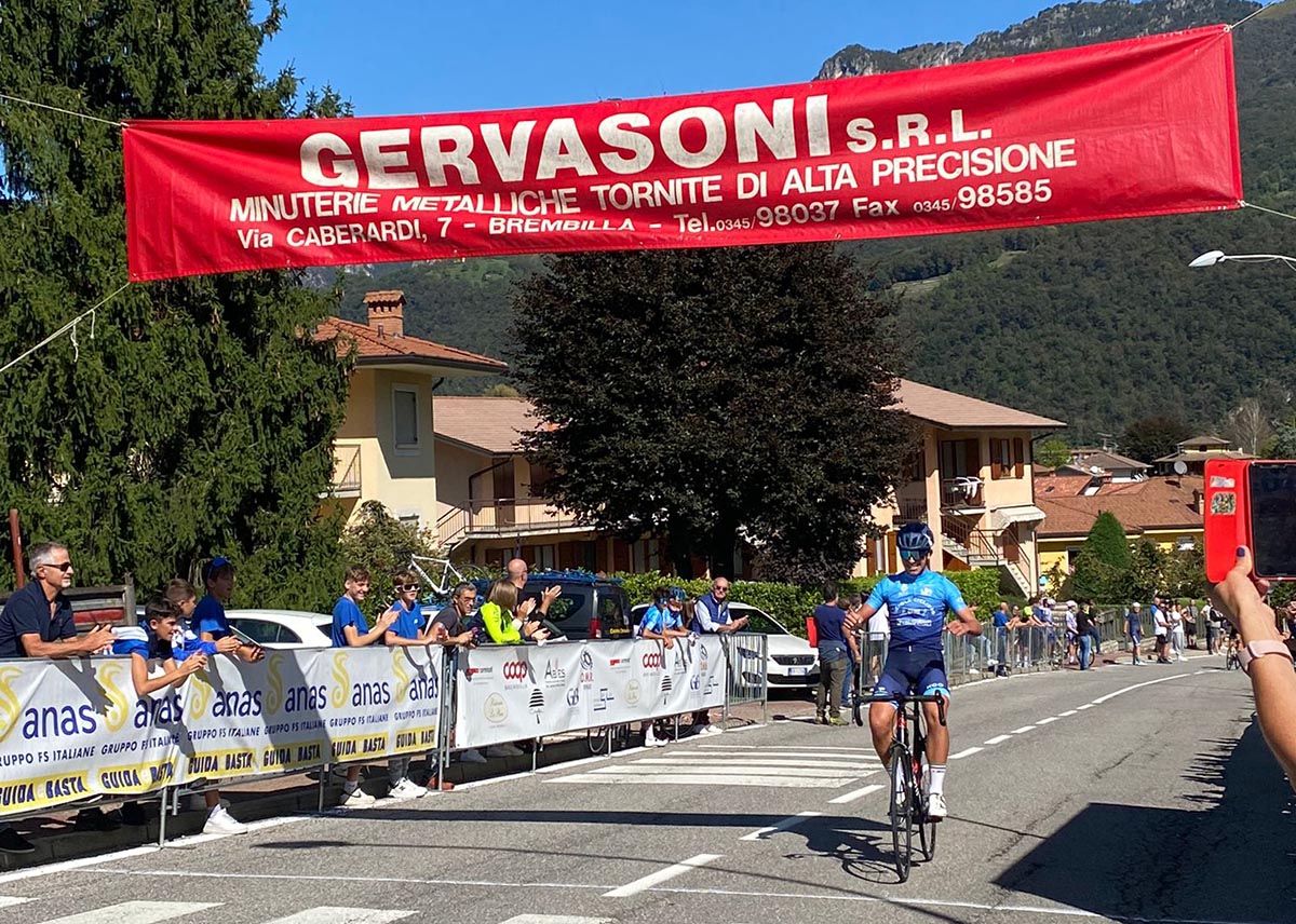 Mattia Mangili vince a Laxolo di Brembilla