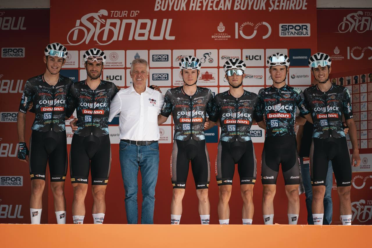 Davide Persico e i suoi compagni sul palco del Tour of Istanbul