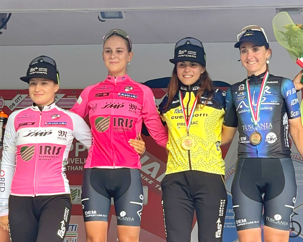 Lucia Bramati sul podio di Osoppo, seconda tappa del Giro d'Italia Ciclocross