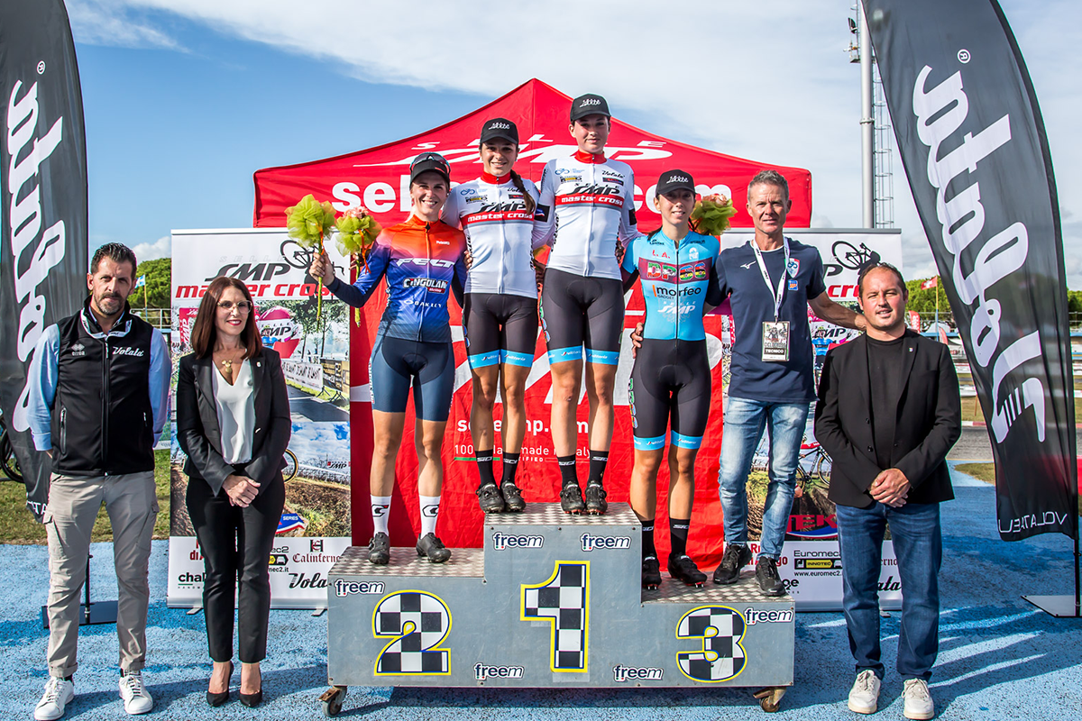 Il podio della prova donne open con le due maglie di leader del circuito Mastercross Selle SMP - credit Alessandro Billiani