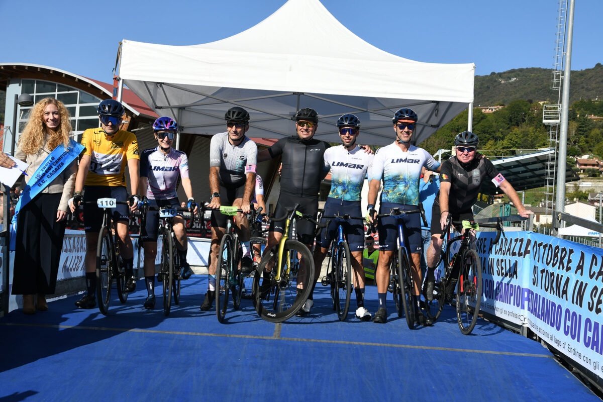 Il team di Jan Ullrich, Guerini e Pevenage alla partenza della Pedalando coi campioni 2023 - credit Scarsi