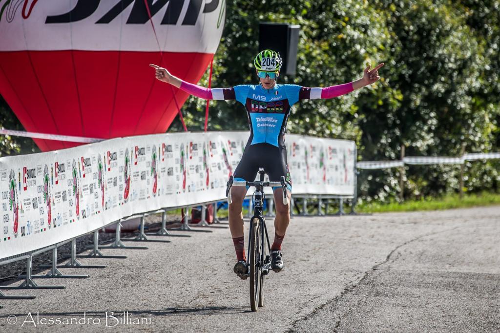 Stefano Viezzi (DP66) esulta sul traguardo di Tarvisio - credit Alessandro Billiani