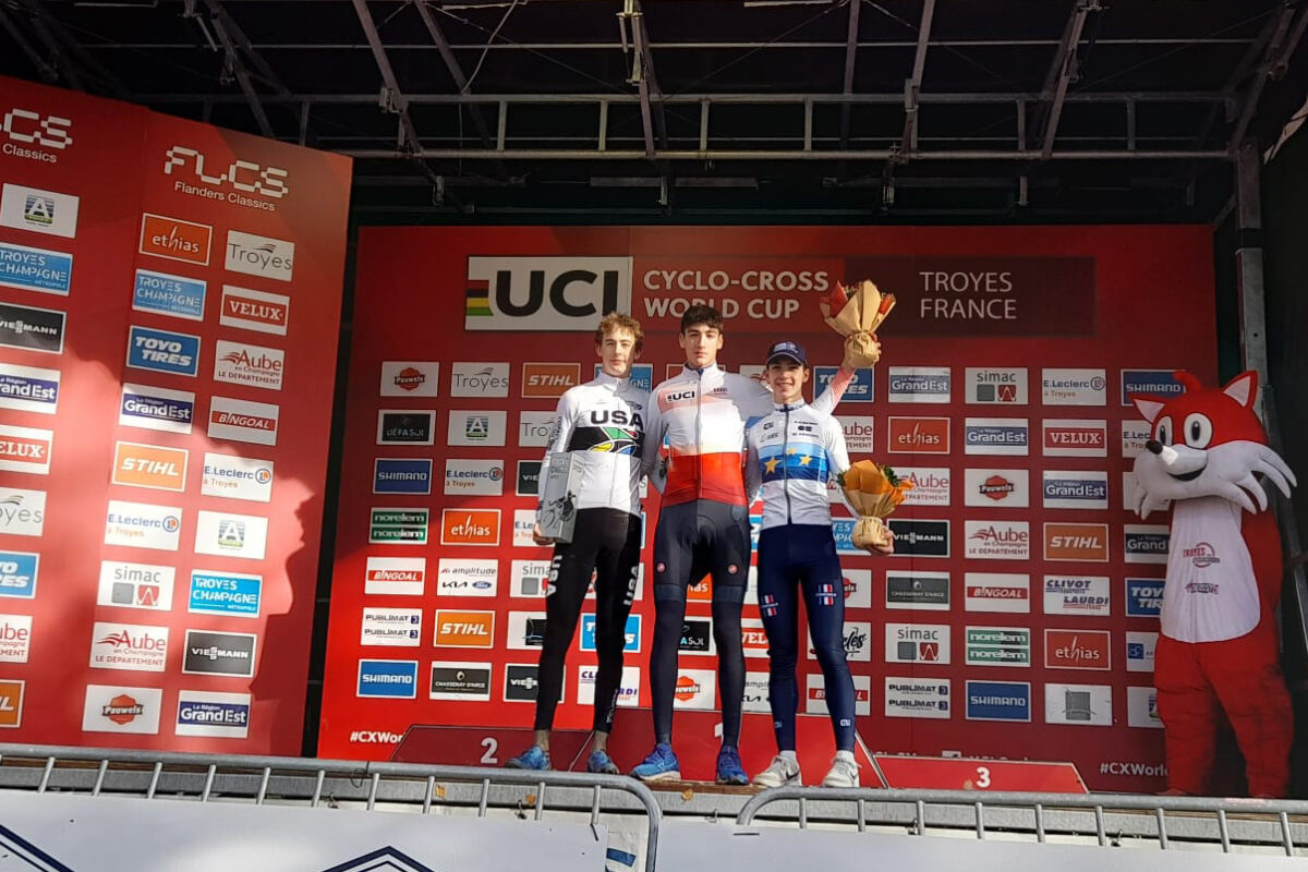 Stefano Viezzi sul podio di Coppa del Mondo di Troyes