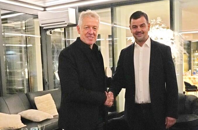 La stretta di mano fra Antonio Bevilacqua e Deak Gabor