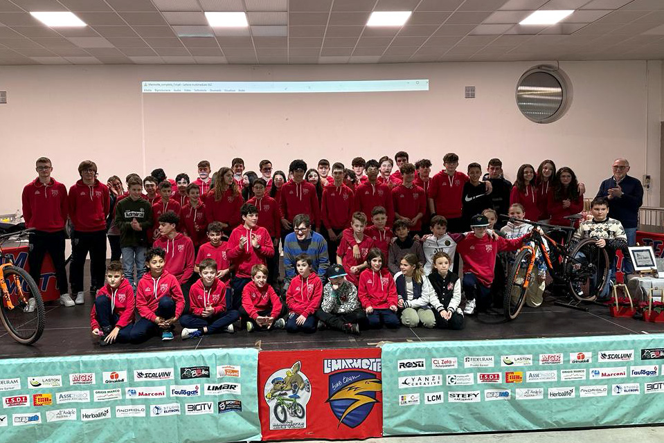 gli atleti de Le Marmotte sul palco di Grassobbio