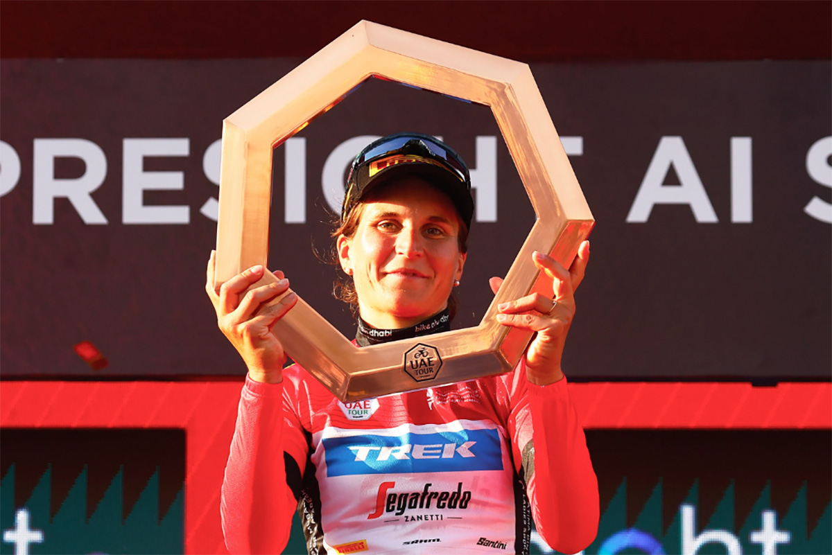 Elisa Longo Borghini con il trofeo dell'UAE Tour Women 2023 - credit Sprint Cycling Agency