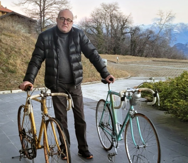 Fiorenzo Andreatta con le bici di Bartali che verranno esposte in occasione della Giornata della Memoria