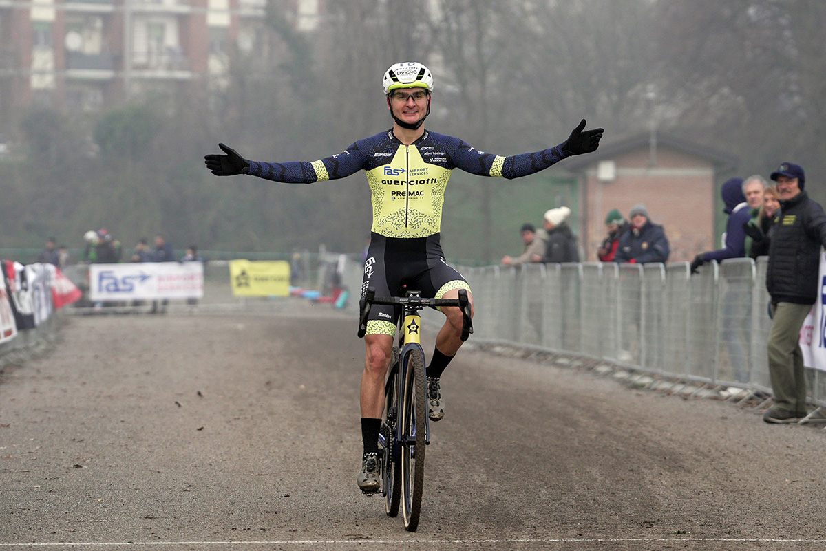 Gioele Bertolini (FAS Airport Services Guerciotti Premac) taglia il traguardo regalandio alla sua squadra il titolo italiano nel team relay