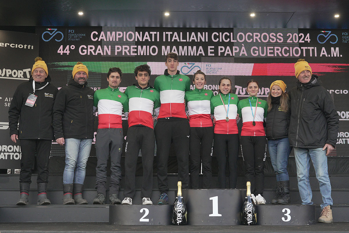 foto di chiusura dei campionati italiani di ciclocross 2024 a Cremona con i sei atleti in maglia tricolore - credit De Negri