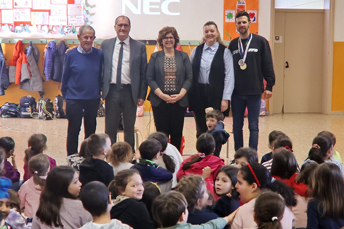 Michele Scartezzini a scuola a Castel d'Azzano - Credit Photobicicailotto