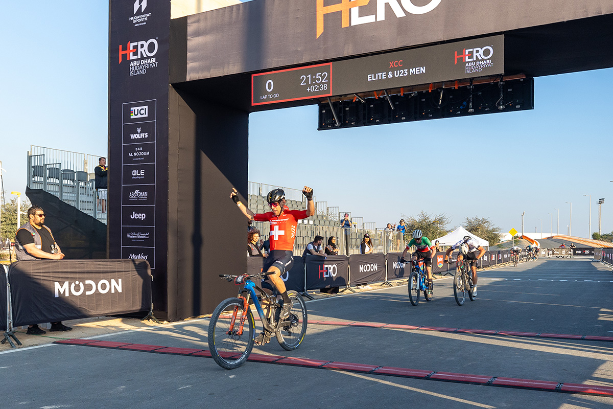 Thomas Litscher vince l'xcc della HERO Abu Dhabi 2024 - photocredit Action Media Production.jpg