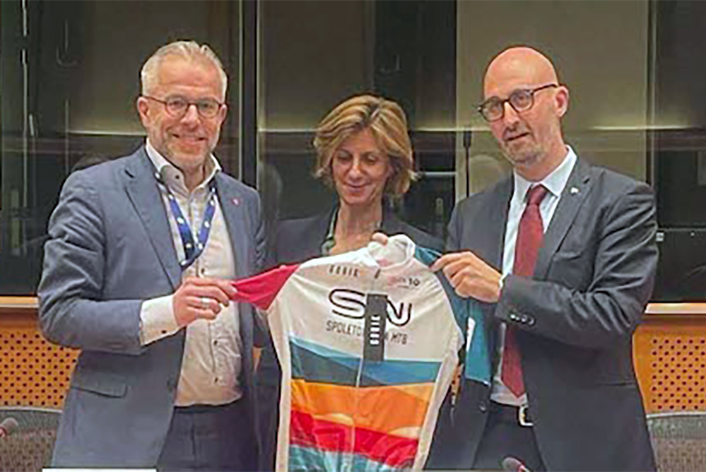 gli eurodeputati Thijs Reuten e Camilla Laureti e Luca Ministrini con la maglia della SpoletoNorcia Mtb