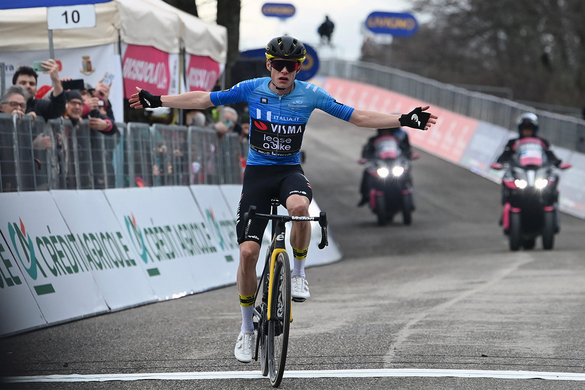 Jonas Vingegaard vince a Monte Petrano - credit LaPresse