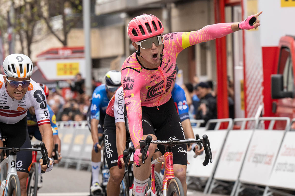 Marijn van den Berg (EF Education Easypost) vince allo sprint la quarta tappa della Volta a Catalunya.