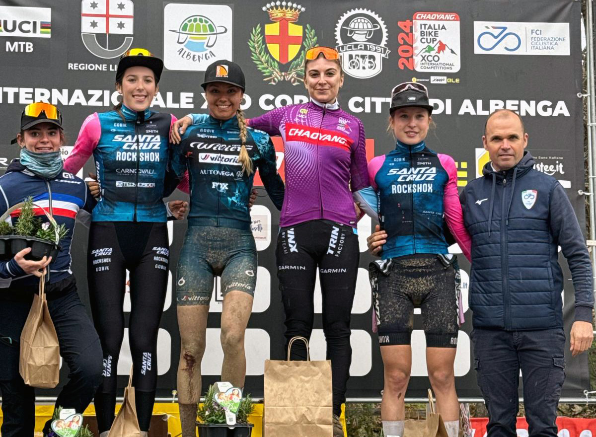 Nicole Pesse con la maglia di leader del circuito Italia Bike Cup