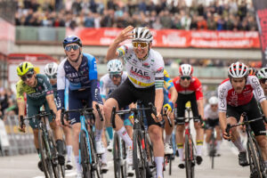 Tadej Pogacar vince a Barcellona l'ultima tappa della Volta a Catalunya