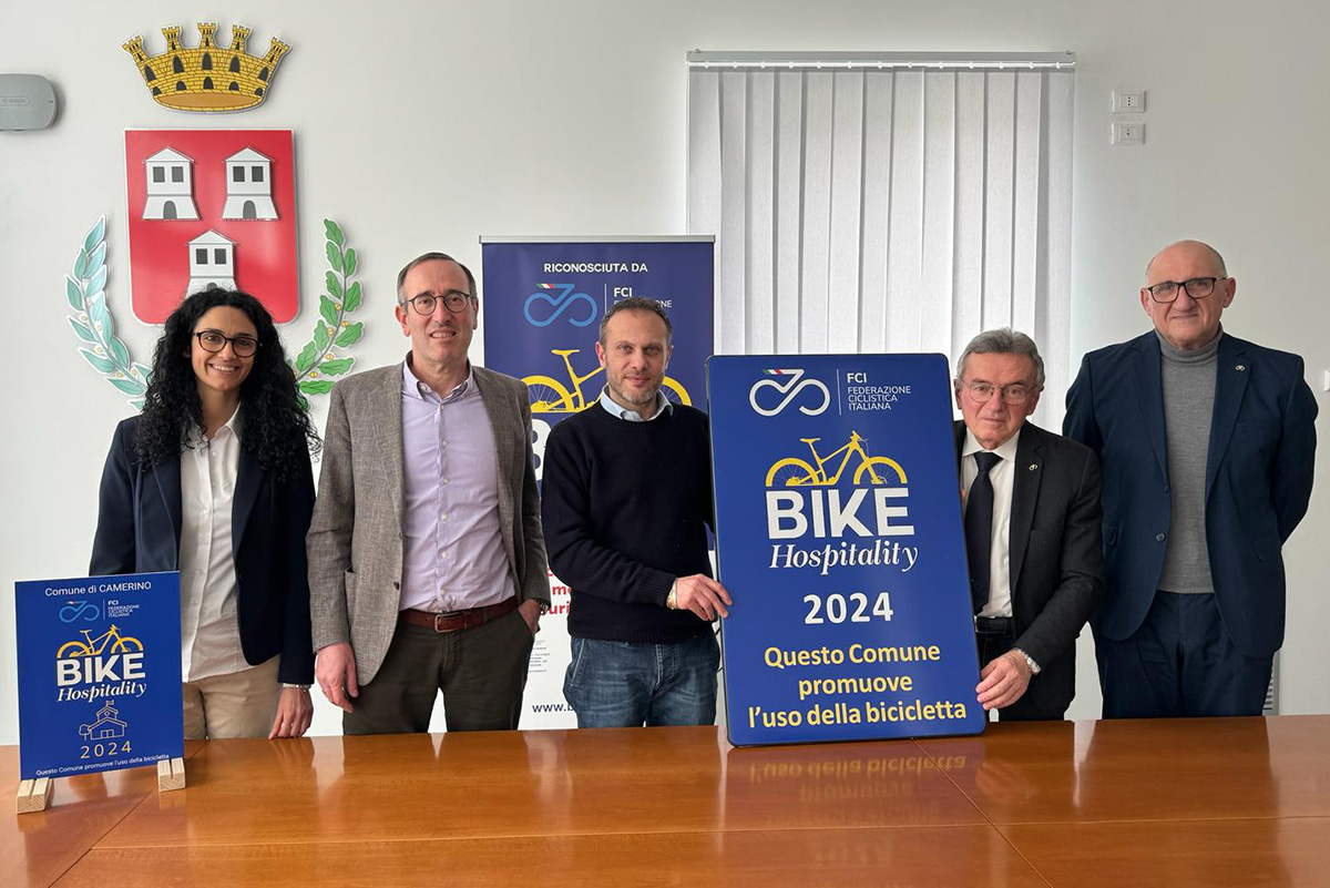 la firma sulla convenzione di adesione al progetto Bike Hospitality tra il Comune di Camerino e il Comitato Regionale Marche della Federciclismo