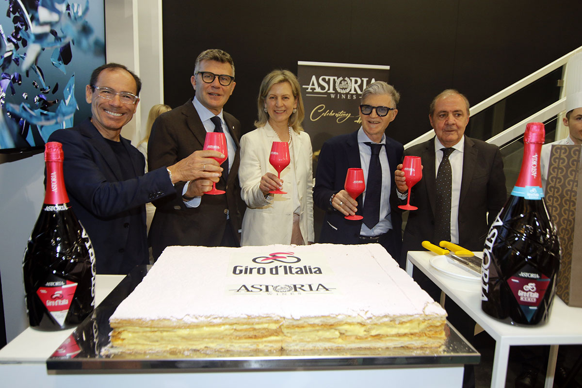 Al Vinitaly la presentazione bottiglia Astoria Giro d'Italia 2024_ Photo Credit Photobicicailotto.JPG