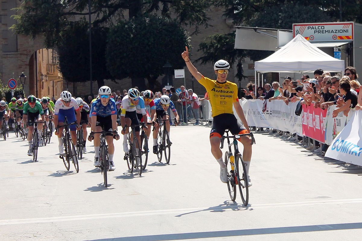 Alessio Magagnotti vince a Cepagatti la prima tappa del Giro d'Abruzzo Juniores 2024
