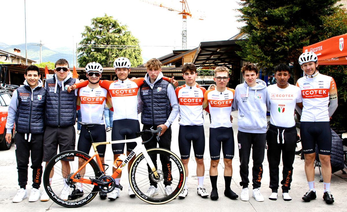 Il Team Ecotek in testa per il primo podio stagionale ottenuto a Camignone - credit Rodella