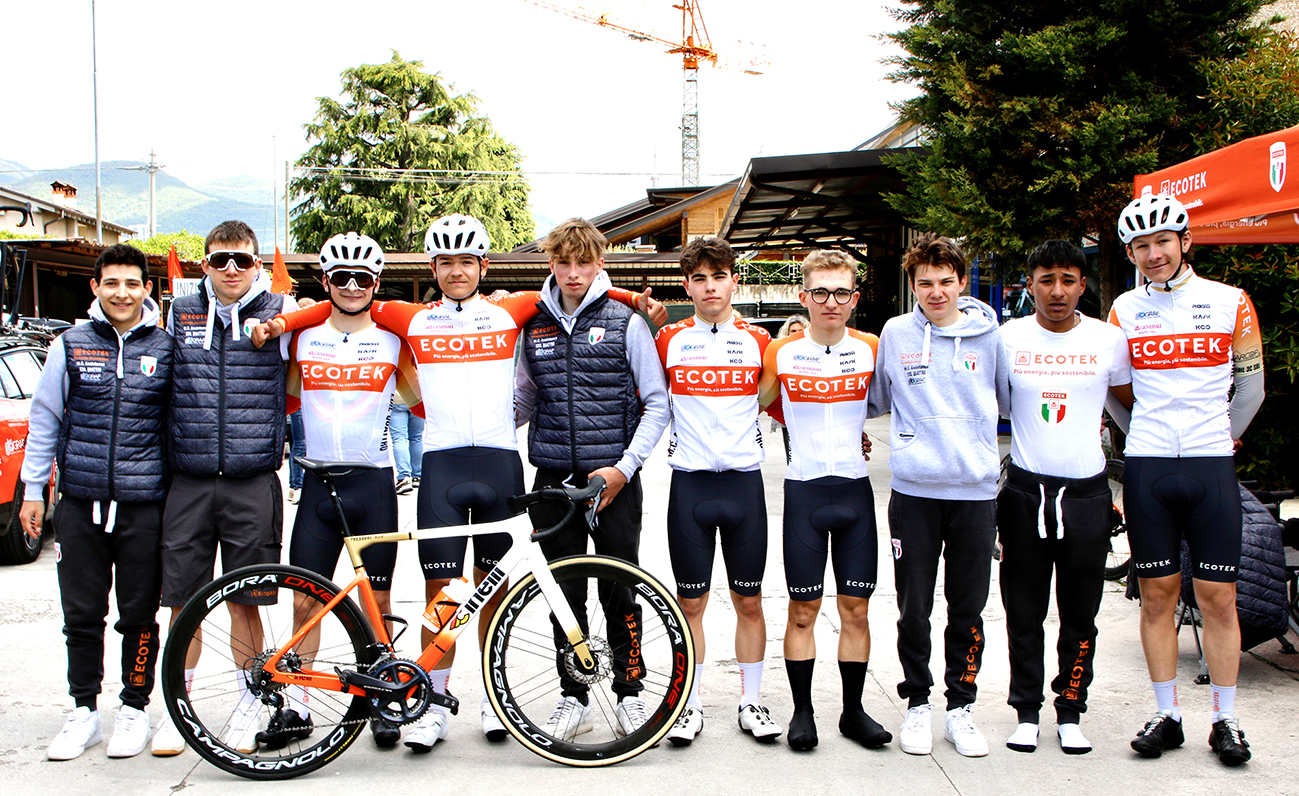 Il Team Ecotek in testa per il primo podio stagionale ottenuto a Camignone - credit Rodella